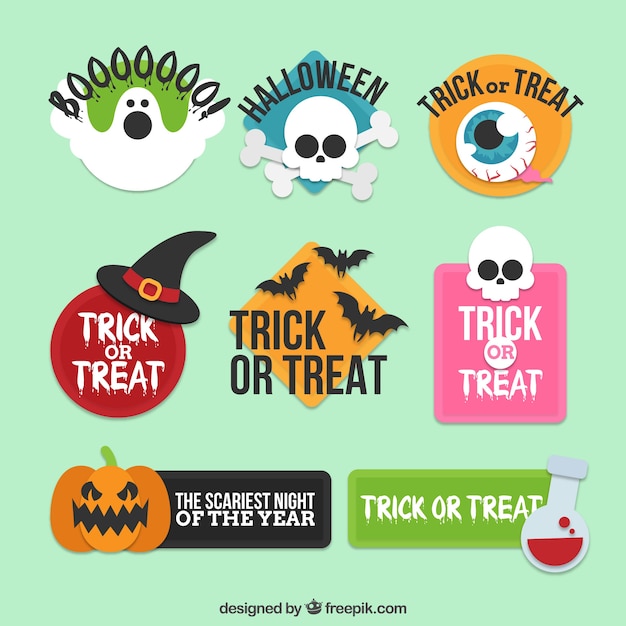 Gratis vector halloween etiketten met vlak ontwerp