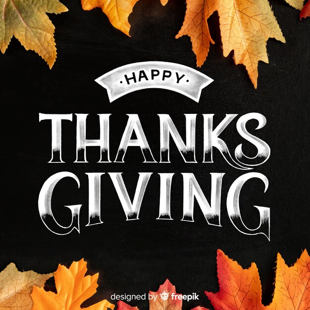 Happy thanksgiving belettering met gedroogde Canadese bladeren