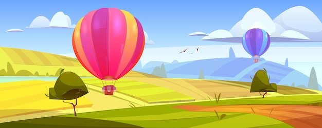 Heteluchtballonnen vliegen over groene velden
