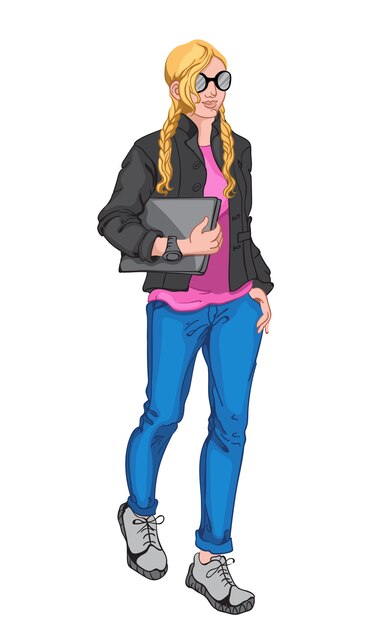 Jonge blonde vrouw die roze blouse, zwarte jas, zonnebril, horloge, blauwe spijkerbroek, grijze sneakers draagt en een laptop vasthoudt