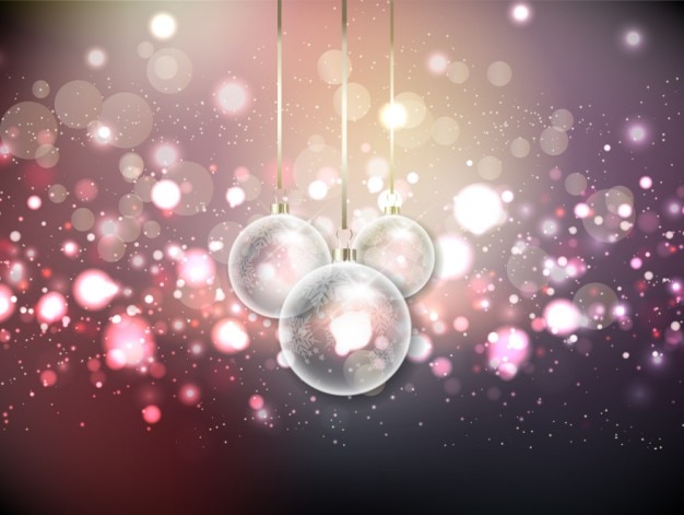 Gratis vector kerstmis bokeh achtergrond met kristal kerstballen