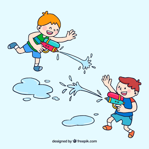 Kinderen spelen met plastic waterpistolen
