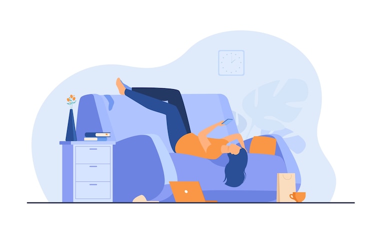 Gratis Vector luie depressieve vrouw die in bank met smartphone rust na het maken van puinhoop thuis.