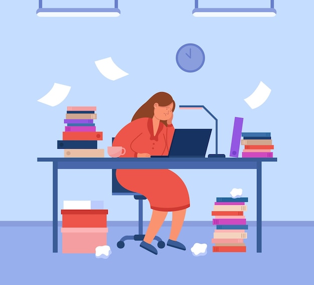 Gratis vector moe drukke vrouwelijke secretaresse zittend aan tafel in kantoor. overwerkte vrouw zit aan een bureau met stapels bestanden erop, kijkt naar het laptopscherm en werkt hard plat vectorillustratie. stressconcept