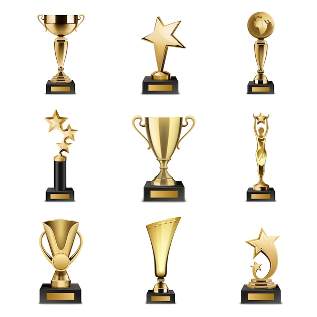 Mooie gouden trofeekoppen en toekenning van verschillende geïsoleerde vorm realistische reeks Gratis Vector