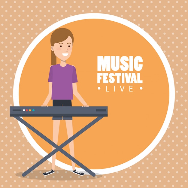 Muziekfestival live met vrouw piano spelen