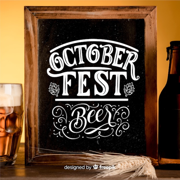 Gratis vector oktoberfest concept met belettering achtergrond