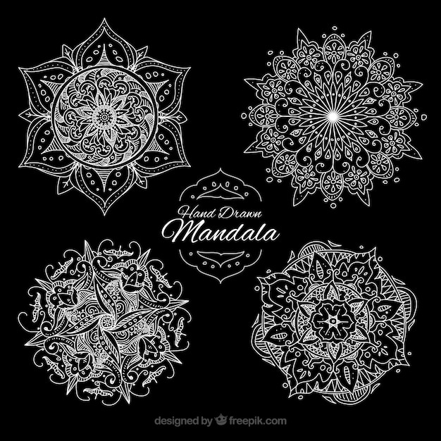 Gratis vector pak met handgemaakte mandala ornamenten