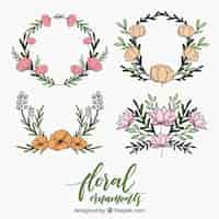 Gratis vector pakje bloemenkransen en handgetekende ornamenten