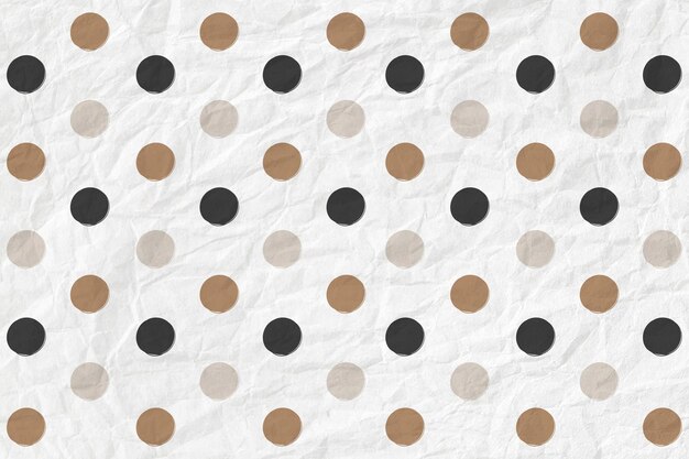 Polka dot patroon in zwart en goud op verfrommeld papier getextureerde achtergrond
