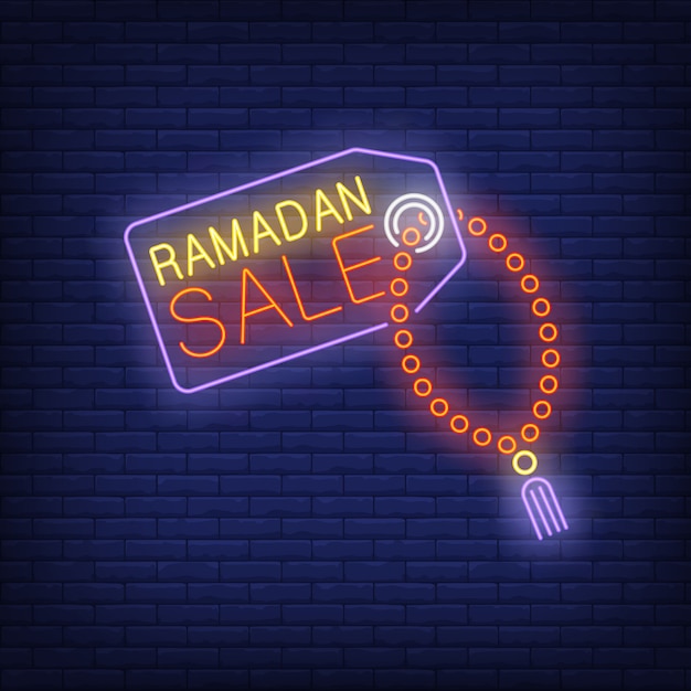 Gratis vector ramadan sale neon-tekst op tag met gebedssnoer