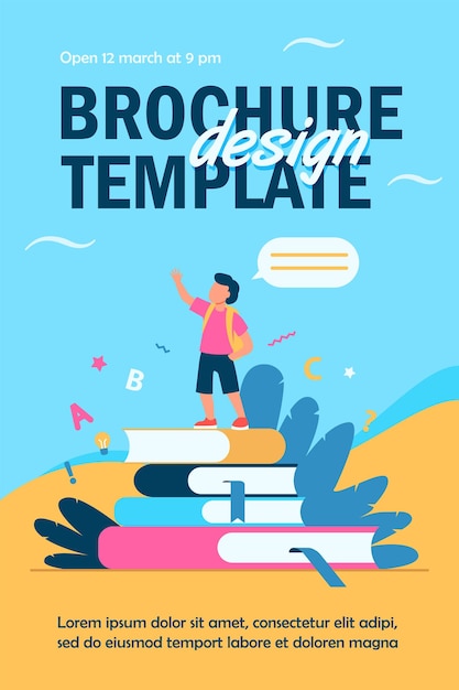 Gratis vector schooljongen staande op boeken, hand opsteken en sprekende flyer-sjabloon