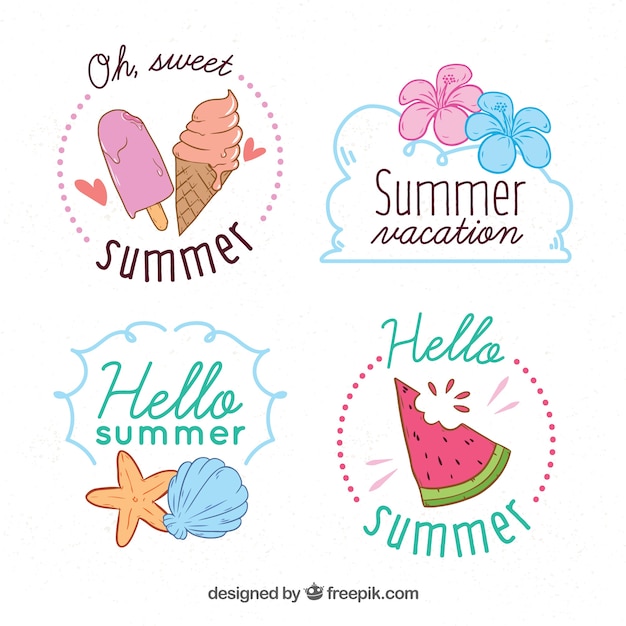 Set van zomer labels met strand elementen in hand getrokken stijl