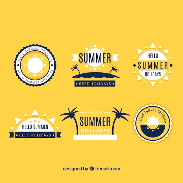 Gratis vector set van zomer labels met strand elementen in hand getrokken stijl