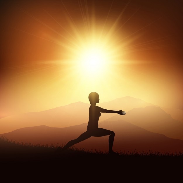 Gratis vector silhouet van een vrouw in een yoga-positie tegen een zonsondergang landschap