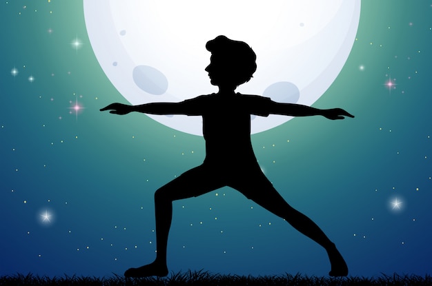 Gratis vector silhouetmens die yoga op fullmoon nacht doen