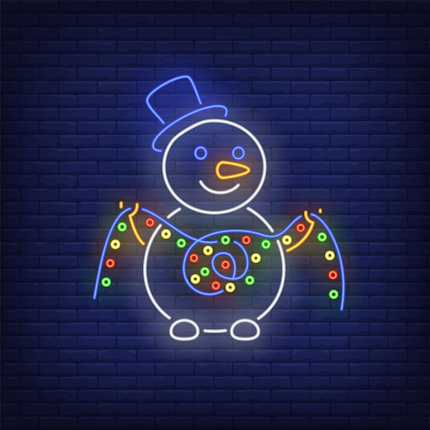 Sneeuwpop dragen topper hoed en lichten lichtenslinger in neon stijl te houden