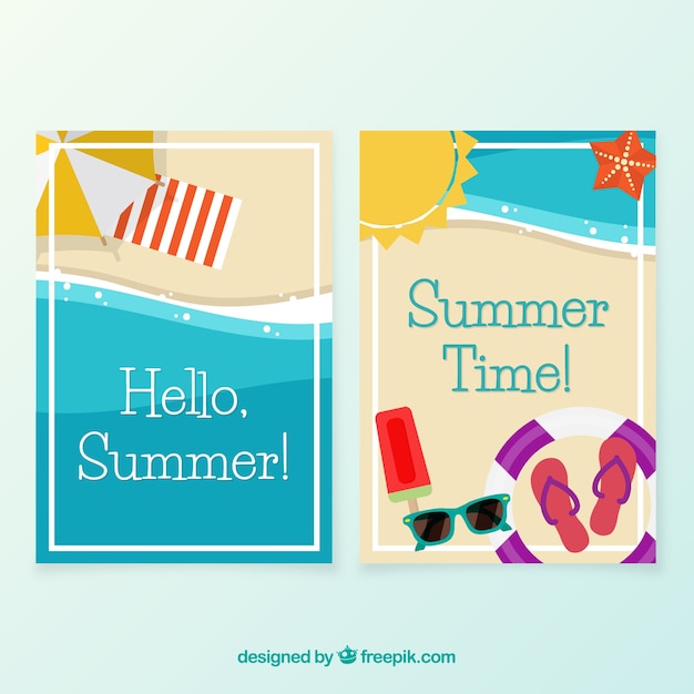 Strandkaarten met gekleurde zomerobjecten