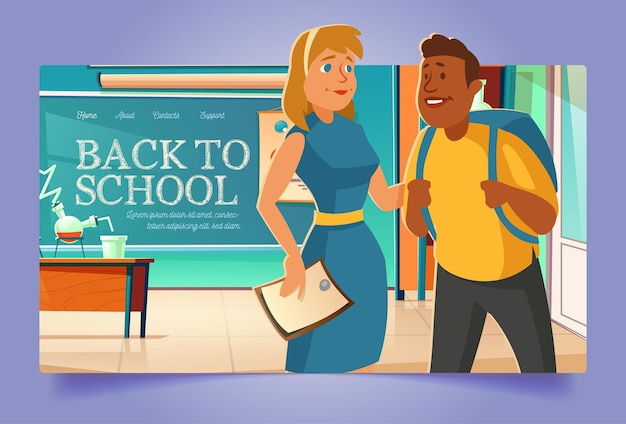 Gratis vector terug naar school cartoon bestemmingspagina met studenten die schooltassen dragen staan in de klas met schoolbord, scheikunde en wiskunde studiemateriaal. onderwijs, kennis vectorillustratie