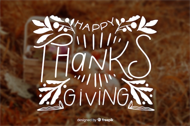 Gratis vector thanksgiving belettering met onscherpe achtergrond