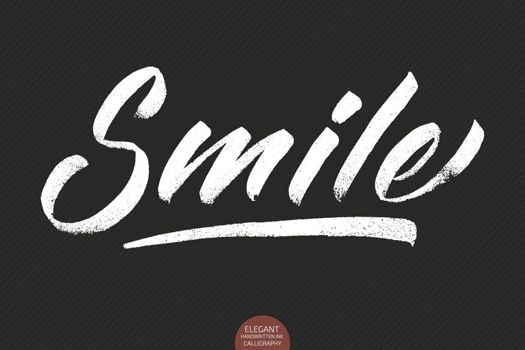 Gratis Vector vector hand getrokken belettering glimlach. elegante moderne kalligrafie inkt illustratie. typografie poster op donkere achtergrond. voor kaarten, uitnodigingen, prints etc. positieve offerte.