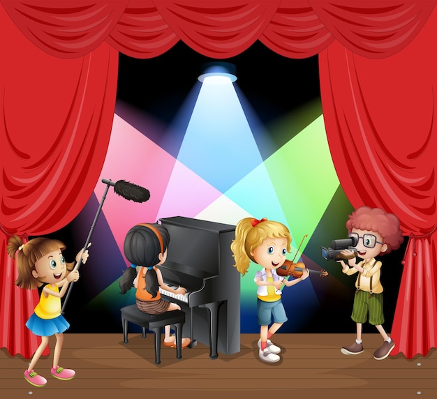 Veel kinderen spelen muziek op het podium