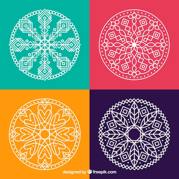 Gratis vector vier handgetekende mandala's