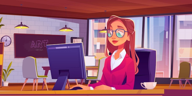 Vrouw aan het werk op loft kantoor of coworking plek zit aan bureau met computer en kopje koffie. meisje ontwikkelt kunstproject op de werkplek met een breed raam van vloer tot plafond. cartoon vectorillustratie