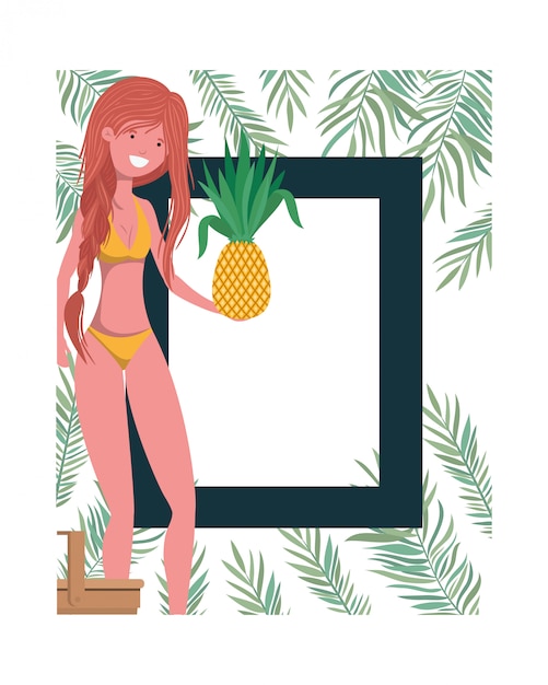 Vrouw met zwempak en ananas in handframe