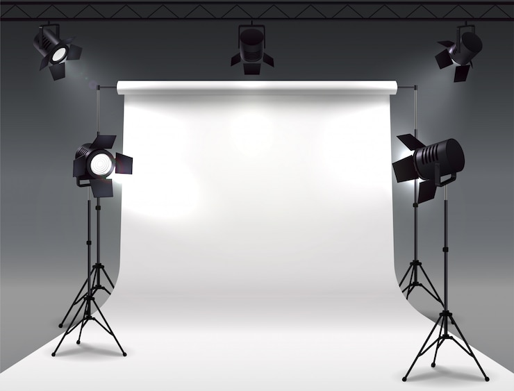 Gratis Vector zet realistische composities in de schijnwerpers met cyclorama- en studiospots die op haspel hangen en op stands zijn gemonteerd