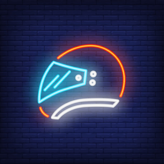 Zijaanzicht van fietserhelm op baksteenachtergrond. Neon stijl