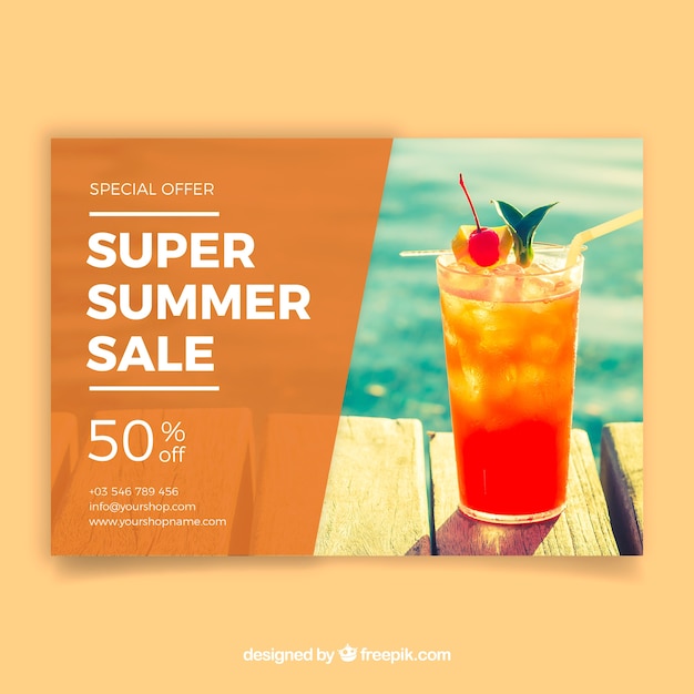 Gratis vector zomer verkoop flyer sjabloon met afbeelding van drankje